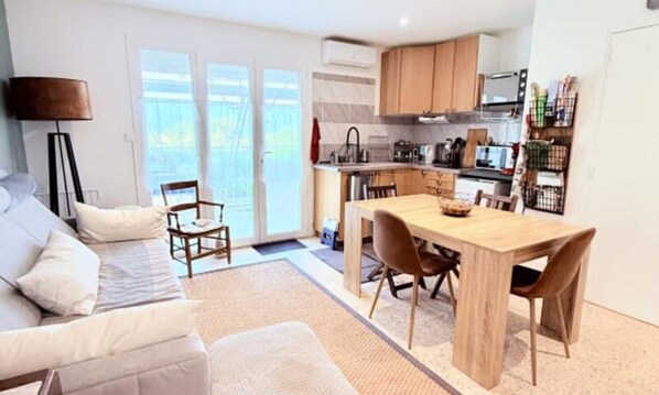 Living area - Apartments for 4 People (Hyères)