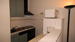 Microwave, dishwasher, cookware/dishes/utensils - Studio for 6 People (Eaux-Bonnes)
