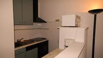 Microwave, dishwasher, cookware/dishes/utensils