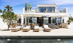 Outdoor dining - Private Luxury Villa Steps From the Beach! (Marbella)