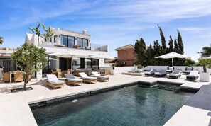 Una piscina cubierta, una piscina al aire libre