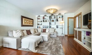 Living area - Nomad's Family - 2bdr Beach Vibe Matosinhos (Matosinhos)