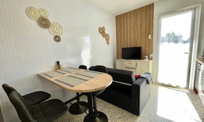 Dining - Close TO Beach AND Shops: 1st Floor: 1-bedroom Apartment for 4 People (Port-la-Nouvelle)
