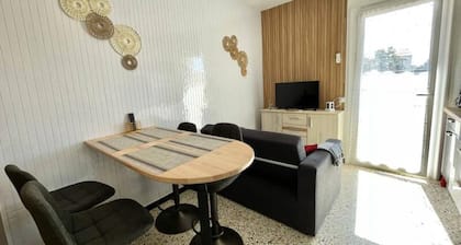 Close TO Beach AND Shops: 1st Floor: 1-bedroom Apartment for 4 People