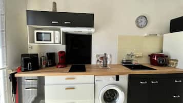 Fridge, microwave, oven, coffee/tea maker