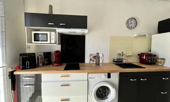 Fridge, microwave, oven, coffee/tea maker - Close TO Beach AND Shops: 1st Floor: 1-bedroom Apartment for 4 People (Port-la-Nouvelle)