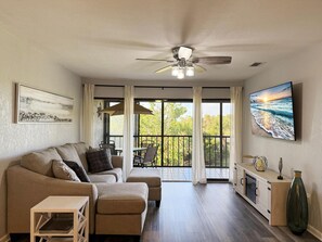 Smart TV, fireplace - Forest Park – 2BR Pool, Clubhouse & Beaches (Englewood)