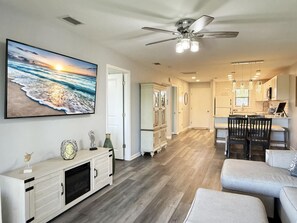 Smart TV, fireplace - Forest Park – 2BR Pool, Clubhouse & Beaches (Englewood)