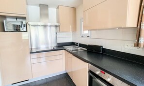 Microwave, dishwasher, electric kettle, toaster - Renovated Apartment Close to the Slopes Balcony (Tignes)