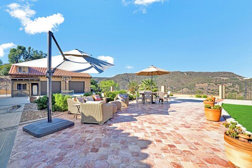 Temecula Scenic Estate with Pool, Jacuzzi, Pickleball, Putting Green