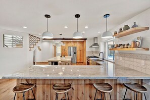 Fridge, microwave, oven, stovetop - Temecula Scenic Estate with Pool, Jacuzzi, Pickleball, Putting Green (Temecula)