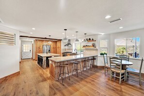 Fridge, microwave, oven, stovetop - Temecula Scenic Estate with Pool, Jacuzzi, Pickleball, Putting Green (Temecula)