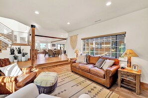 Smart TV, fireplace - 9-Acre Temecula Villa with Pool, Jacuzzi, Games, Mountain Views (Temecula)
