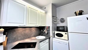 Coffee/tea maker, fridge, microwave, oven - 3-room Apartment for 4 People - Greoux-les-bains (Gréoux-les-Bains)