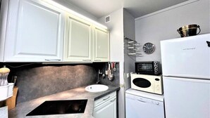 Coffee/tea maker, fridge, microwave, oven - 3-room Apartment for 4 People - Greoux-les-bains (Gréoux-les-Bains)