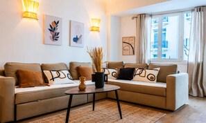 Living area - 3-room Apartment With Terrace and sea View, Opposite the Martinez (Cannes)
