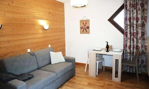 Living area - Studio for 2 People in the Heart of the Orres 1650 Resort (Les Orres)