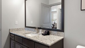 Articles de toilette gratuits, sèche-cheveux, serviettes fournies, savon