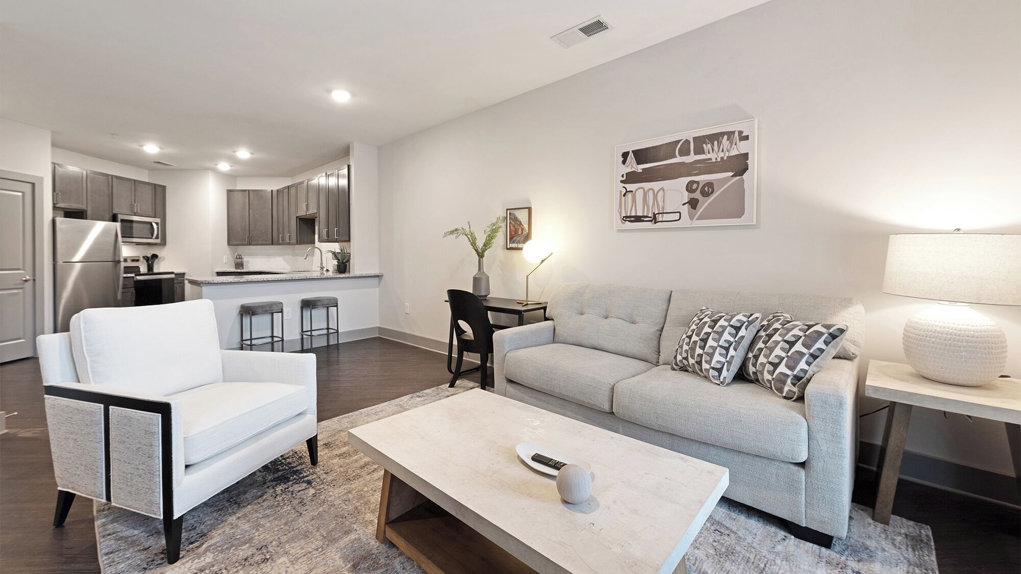 Departamento (1 Bedroom) | Área de sala de estar | Televisión de 50 pulgadas con canales digitales 