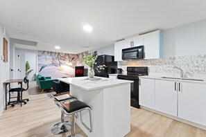 Réfrigérateur, micro-ondes, four, plaque de cuisson