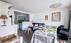 Dining - Comfortable Apartment Central Location Balcony (Les Belleville)