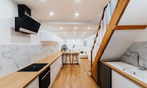 Kühlschrank, Mikrowelle, Ofen, Wasserkocher mit Kaffee-/Teezubehör