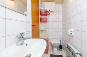 Bathroom - Art House Zanze- Two Bedroom Apartment With City View (Dubrovnik)