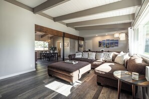 Smart TV, chimenea y libros 