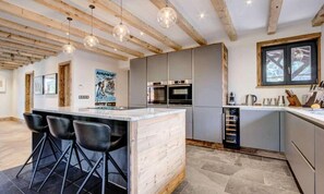 Fridge, microwave, oven, dishwasher - Apartment in Morzine Near Ski Slopes (Morzine)