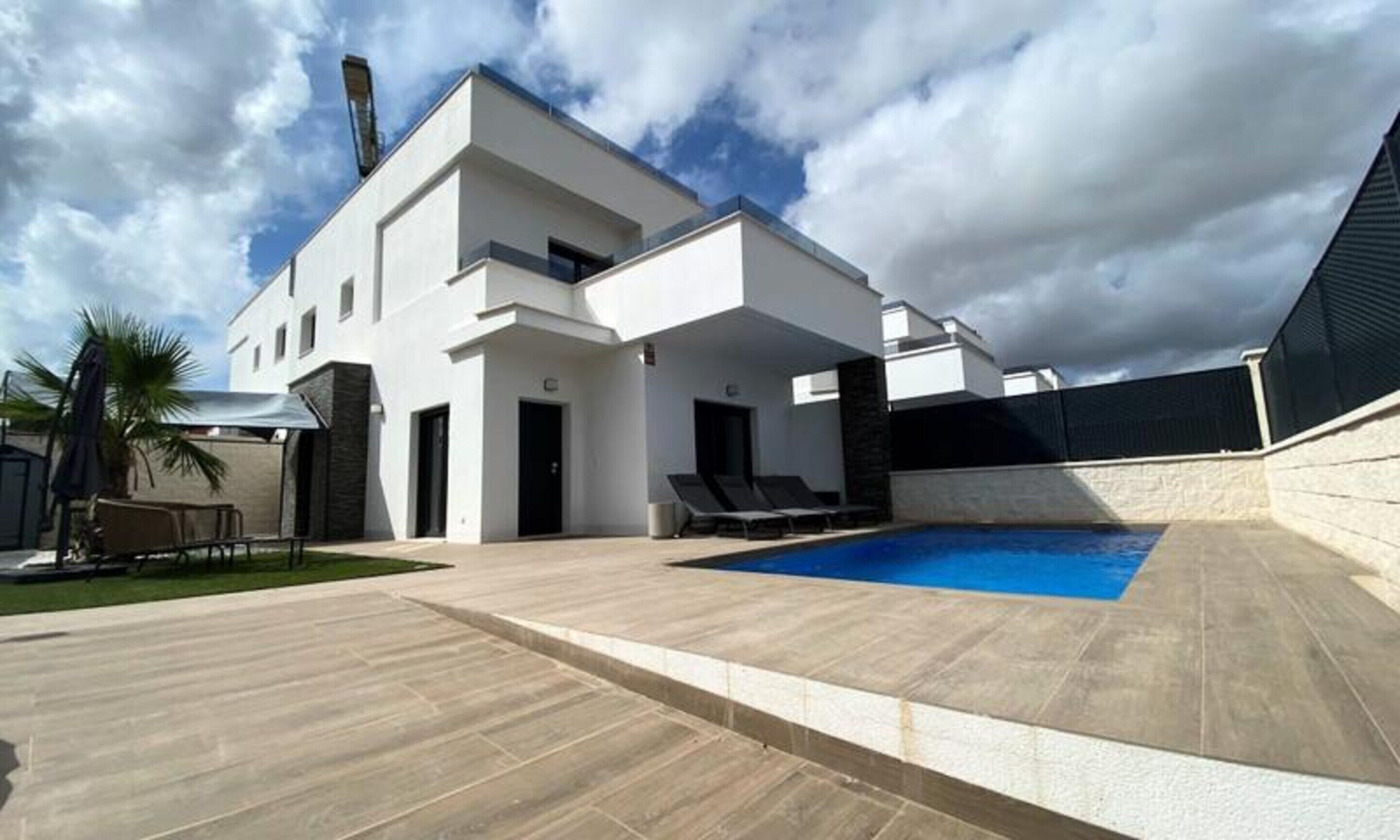 室內游泳池和室外游泳池