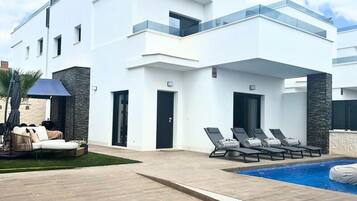 Hồ bơi trong nhà, hồ bơi ngoài trời