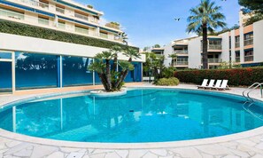 Outdoor pool, a heated pool - Apartment in Cannes With Private Beach Access (Cannes)
