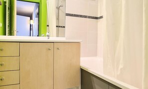 Apartment | Bathroom - Spacious and Bright Apartment Resort Center Balcony Covered Parking (Araches-la-Frasse)