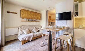 Living area - Standard Apartment Ski-in/ski-out Access Balcony (Les Belleville)