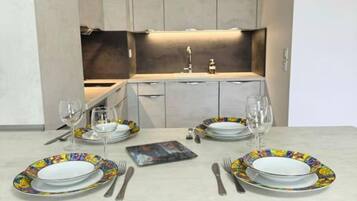 Kühlschrank, Mikrowelle, Ofen, Geschirrspüler