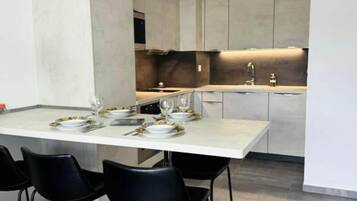 Kühlschrank, Mikrowelle, Ofen, Geschirrspüler