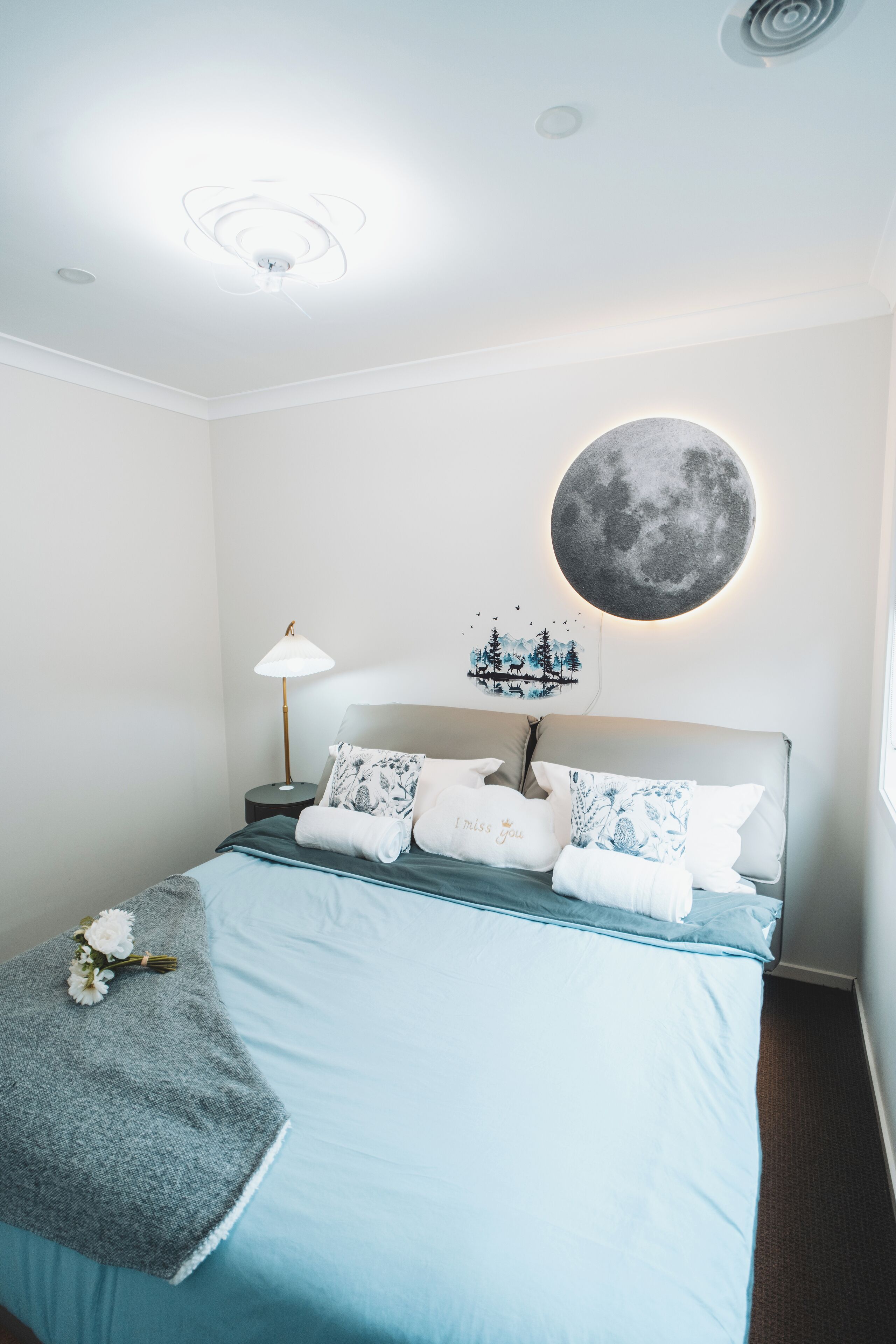 4 bedrooms, iron/ironing board, WiFi, bed sheets