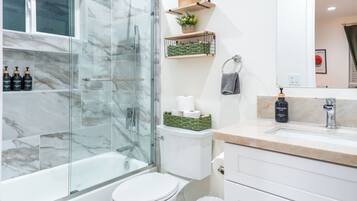 Een haardroger, handdoeken, zeep, toiletpapier