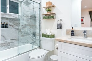 Een haardroger, handdoeken, zeep, toiletpapier
