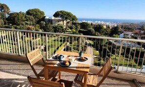 Outdoor dining - Apartment in Antibes With Sea Views (Antibes)