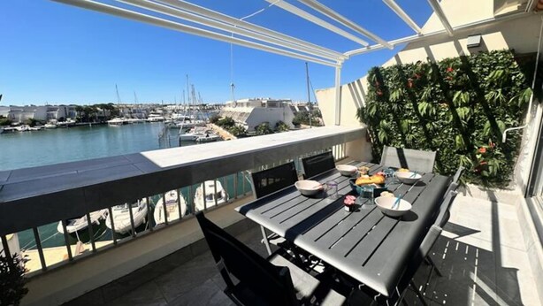 Outdoor dining - Apartments for 5 People (Le Grau-Du-Roi)