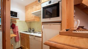 Private kitchen - Apartments for 8 People (Les Allues)