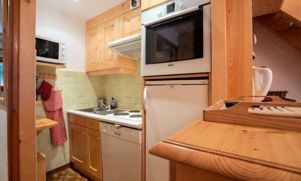 Fridge, microwave, oven, dishwasher - Apartments for 8 People (Les Allues)