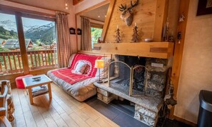Fireplace - Apartments for 6 People (Les Allues)