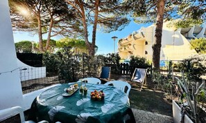 Outdoor dining - Apartments for 4 People (Le Grau-Du-Roi)