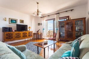 3 habitaciones, tabla de planchar con plancha y ropa de cama 