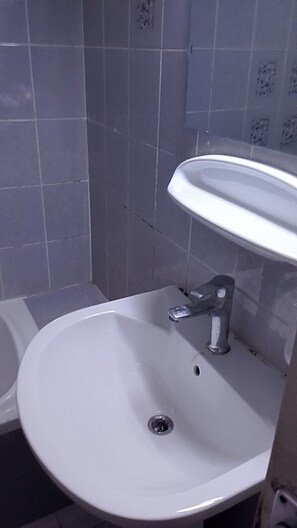 Bathroom - للايجار سرير في ابوظبي منطقة الحصن (Abu Dhabi)