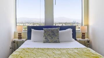 1 camera, una scrivania, ferro/asse da stiro, culla da viaggio