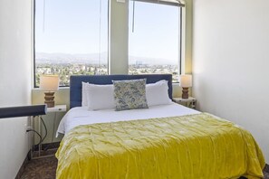 1 多间卧室、办公桌、熨斗/熨衣板、旅行婴儿床