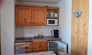 Cookware/dishes/utensils - Apartment Sleeps 6, 100m From the ski Slopes, View of the Aiguilles D'arves (Saint-Jean-d'Arves)